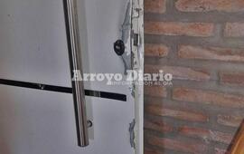 Barreteada. La familia tuvo que invertir en una nueva puerta porque la que ten&iacute;an no sirve m&aacute;s.