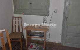 Vacía. Así quedó la mesita donde estaba el televisor que se llevaron los ladrones.