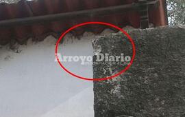 El impacto. La marcha que dejó el proyectil luego de dar contra una de las casas ubicadas en el predio.