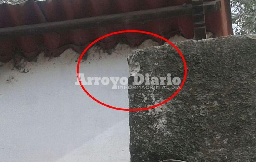 El impacto. La marcha que dej&oacute; el proyectil luego de dar contra una de las casas ubicadas en el predio.