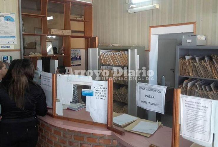 Ágil y rápido. El ladrón saltó este vidrio y se abrió paso a la oficina que está ubicada detrás.