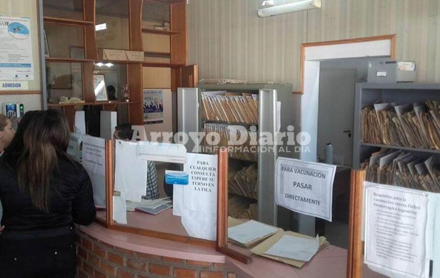 Ágil y rápido. El ladrón saltó este vidrio y se abrió paso a la oficina que está ubicada detrás.