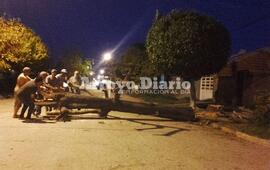A mitad de la calle. Así quedó el árbol ya talado mientras los municipales intentaban moverlo para sacarlo y que no impida el paso vehicular.