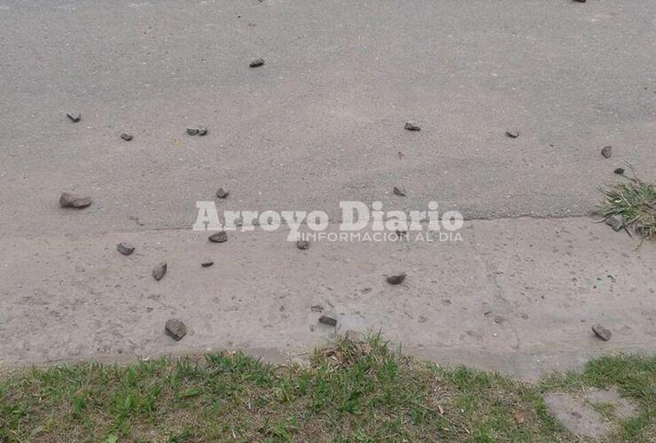 Evidencia. Las piedras que quedaron tiradas tras lo ocurrido anoche en 1° de Mayo al 1200.