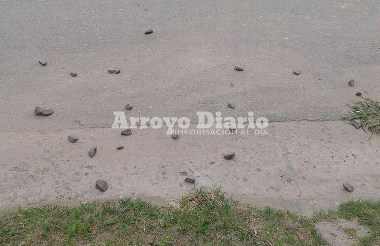 Evidencia. Las piedras que quedaron tiradas tras lo ocurrido anoche en 1° de Mayo al 1200.