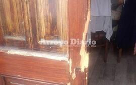 Violentada. Los autores del robo reventaron una puerta para conseguir ingresar a la casa.