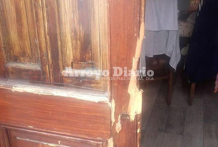 Violentada. Los autores del robo reventaron una puerta para conseguir ingresar a la casa.
