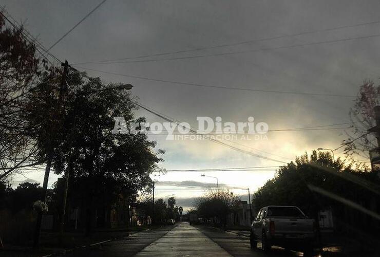 Solo nubes grises. Tras el chaparrón de esta madrugada, al despuntar el día el cielo se mostraba amenazante desde temprano.