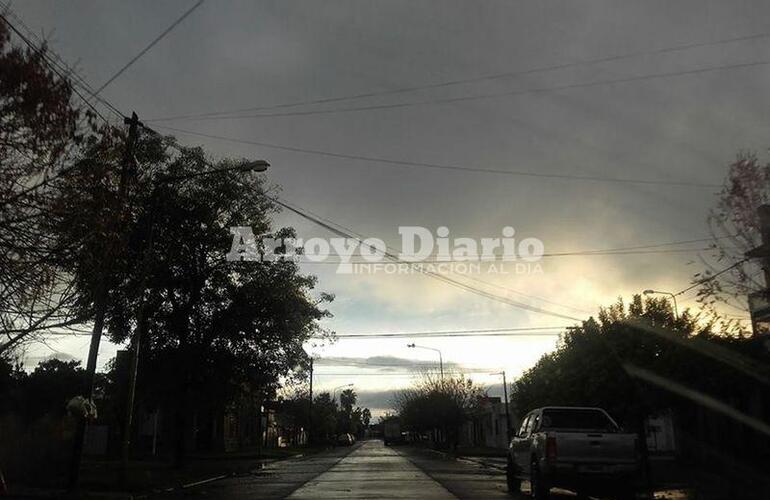 Solo nubes grises. Tras el chaparrón de esta madrugada, al despuntar el día el cielo se mostraba amenazante desde temprano.