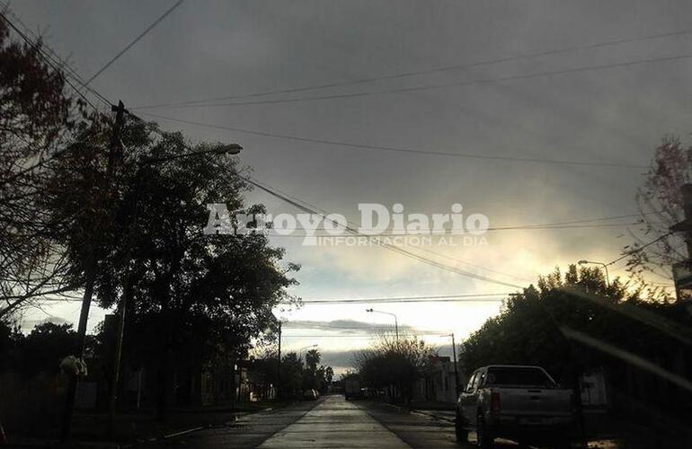 Solo nubes grises. Tras el chaparrón de esta madrugada, al despuntar el día el cielo se mostraba amenazante desde temprano. Solo nubes grises. Tras el chaparrón de esta madrugada, al despuntar el día el cielo se mostraba amenazante desde temprano.