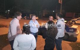 Reunidos. Olivé junto con algunos de los vecinos que se fueron convocando esta noche en San Martín y Baigorria.