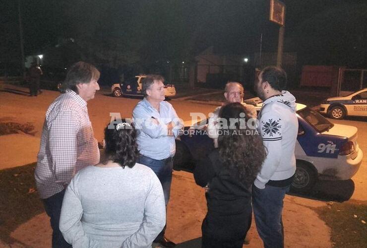 Reunidos. Olivé junto con algunos de los vecinos que se fueron convocando esta noche en San Martín y Baigorria.