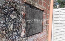 La sacaron. Los malvivientes ingresaron a la propiedad luego de arrancar una ventana.