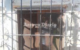 Por esta ventana. Los ladrones ingresaron tras violentar la reja que ahora tuvieron que reponer.