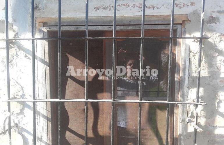 Por esta ventana. Los ladrones ingresaron tras violentar la reja que ahora tuvieron que reponer.