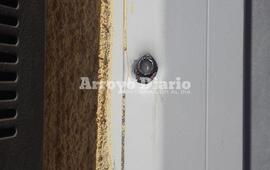 La marca. El plomo que impactó contra la puerta de la casa de la familia Bertocchini de calle San Martín al 1500.