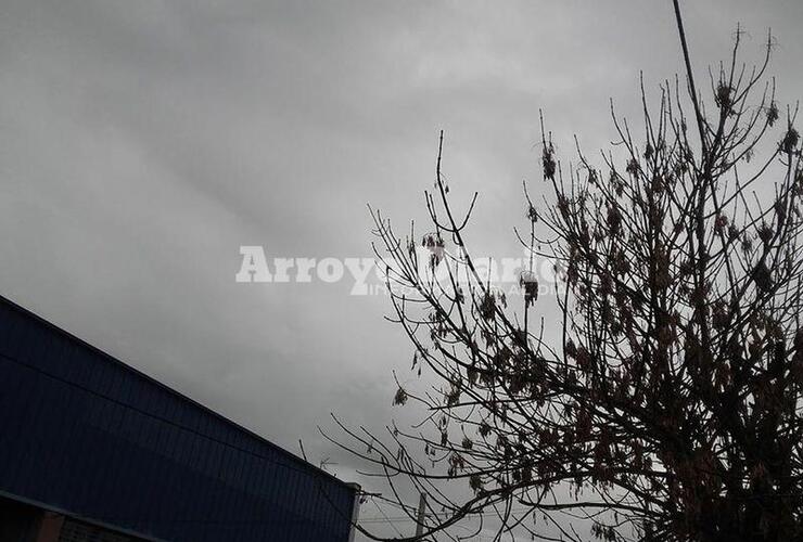 Cielo cubierto. Desde temprano el cielo se presentaba gris y así seguirá todo el día.