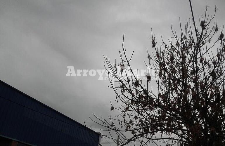 Cielo cubierto. Desde temprano el cielo se presentaba gris y así seguirá todo el día.