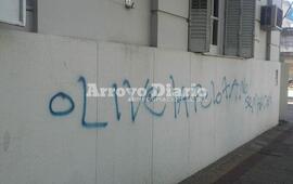 Agravios. Las pintadas aparecieron el martes a la madrugada.