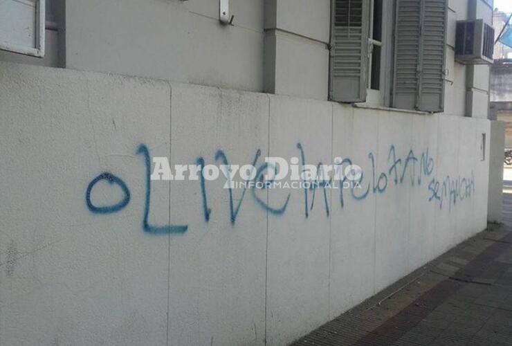 Agravios. Las pintadas aparecieron el martes a la madrugada.