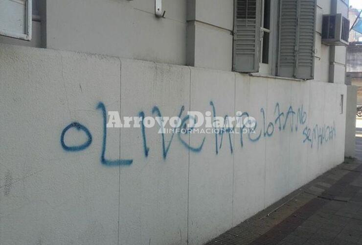 Agravios. Las pintadas aparecieron el martes a la madrugada.