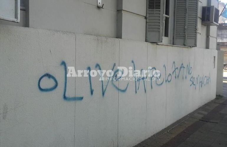 Agravios. Las pintadas aparecieron el martes a la madrugada.