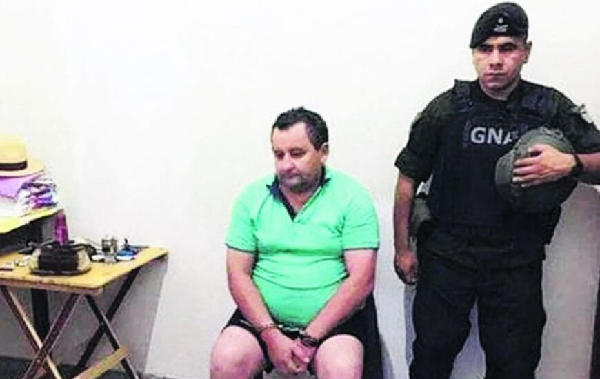 Fin de fiesta. El intendente de Itat&iacute; Roger Ter&aacute;n, al ser detenido en su vivienda.