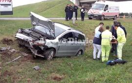Imagen de Despist&oacute; un autom&oacute;vil sobre autopista