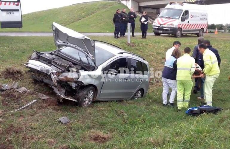 Imagen de Despist&oacute; un autom&oacute;vil sobre autopista