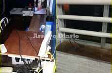 En imágenes. El escritorio vacío donde se encontraba el monitor y la ventana violentada.