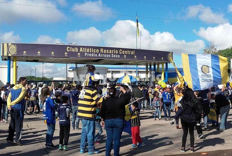 Desde temprano. Los hinchas comenzaban a acercarse al predio que el CARC tiene en Arroyo Seco.