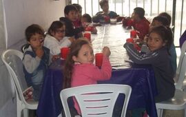 Parte del grupo de chicos que asiste al comedor. Foto: Facebook