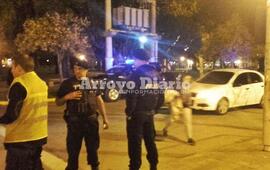 Presentes. Los agentes que llegaron de Rosario para colaborar en el operativo de este lunes.