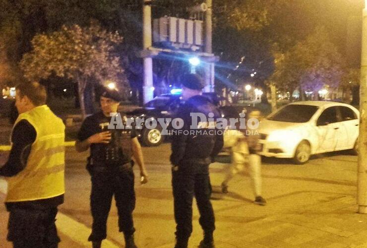 Presentes. Los agentes que llegaron de Rosario para colaborar en el operativo de este lunes.