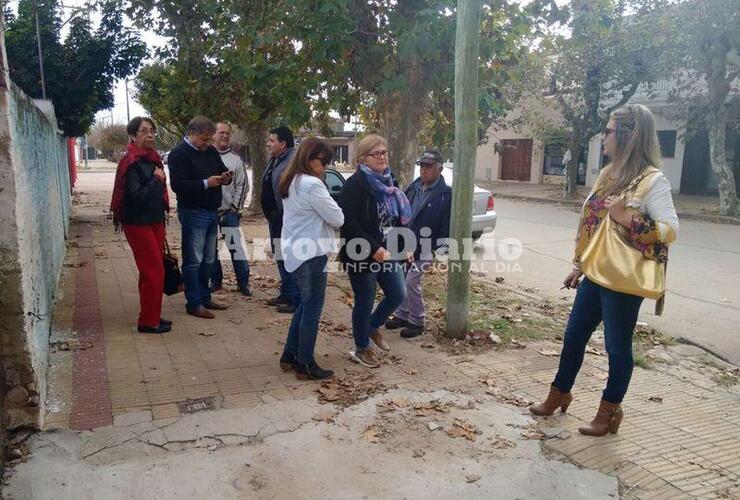 En el lugar. Los vecinos junto a las autoridades locales este mediodía en Moreno al 600.