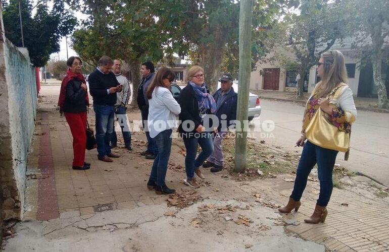 En el lugar. Los vecinos junto a las autoridades locales este mediodía en Moreno al 600.