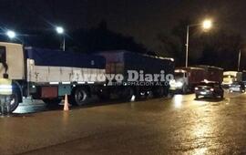 Tr&aacute;nsito colapsado. Una de las im&aacute;genes que dej&oacute; el paso de camiones y todo tipo de veh&iacute;culos esta tarde - noche en el acceso.