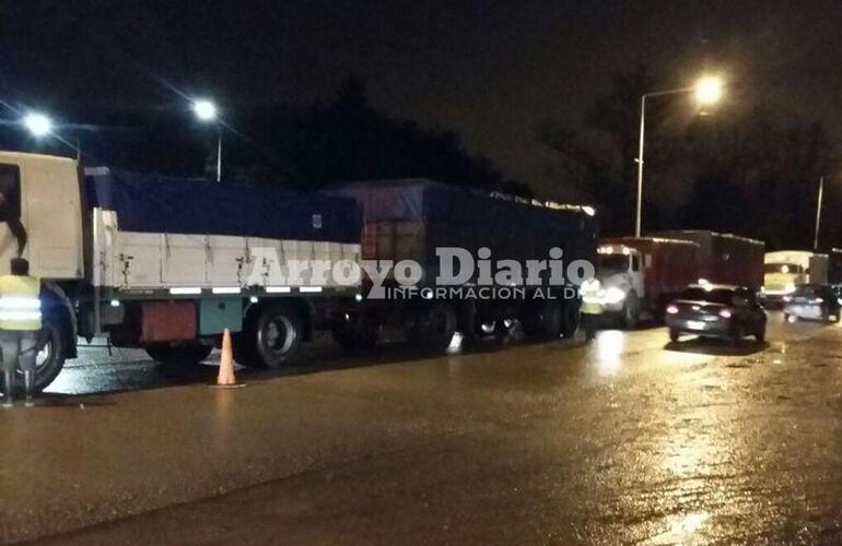 Tránsito colapsado. Una de las imágenes que dejó el paso de camiones y todo tipo de vehículos esta tarde - noche en el acceso.