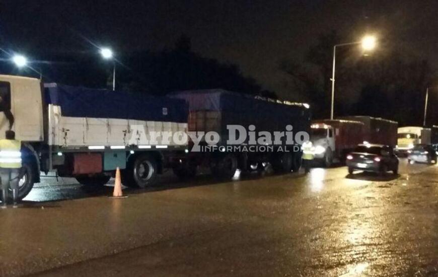 Tránsito colapsado. Una de las imágenes que dejó el paso de camiones y todo tipo de vehículos esta tarde - noche en el acceso.