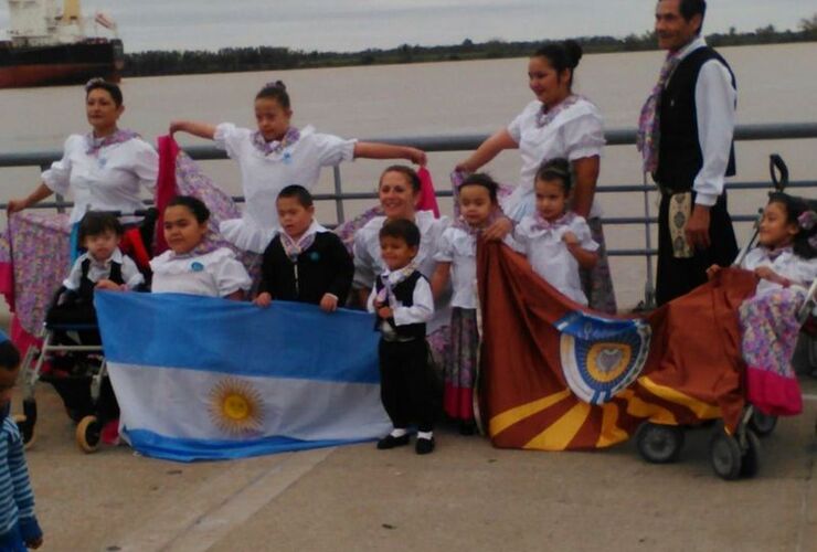 Imagen de Tiburones del Paraná con representantes en evento en Rosario