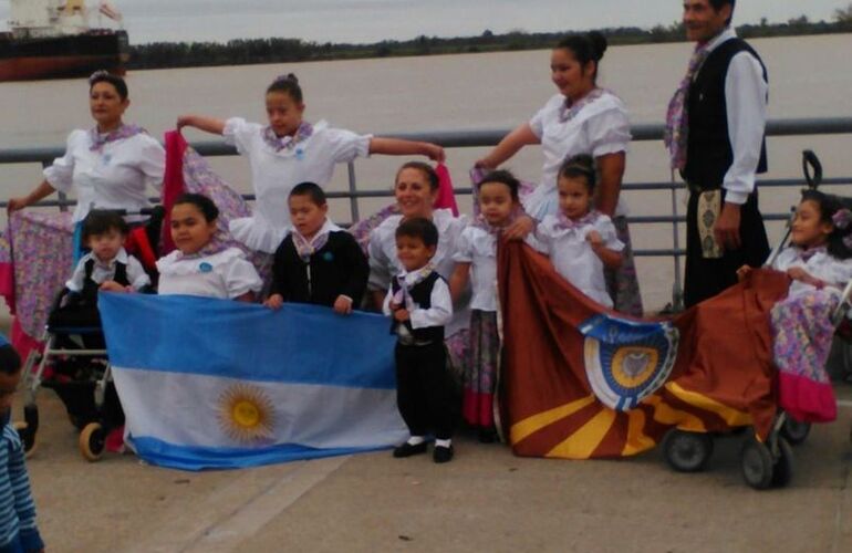 Imagen de Tiburones del Paraná con representantes en evento en Rosario