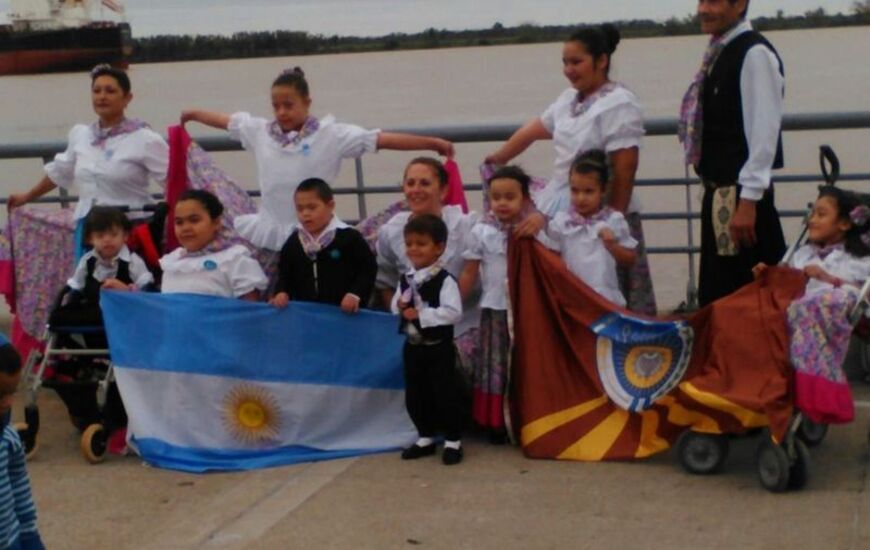 Imagen de Tiburones del Paran&aacute; con representantes en evento en Rosario
