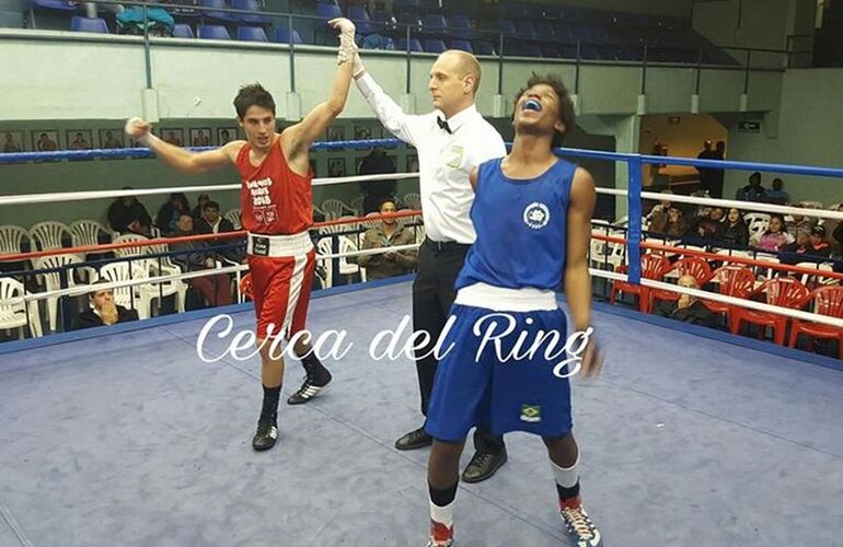 Mirko Cuello en momentos de obtener la victoria en la tercer pelea en el Tope Internacional. Foto: Cerca del Ring