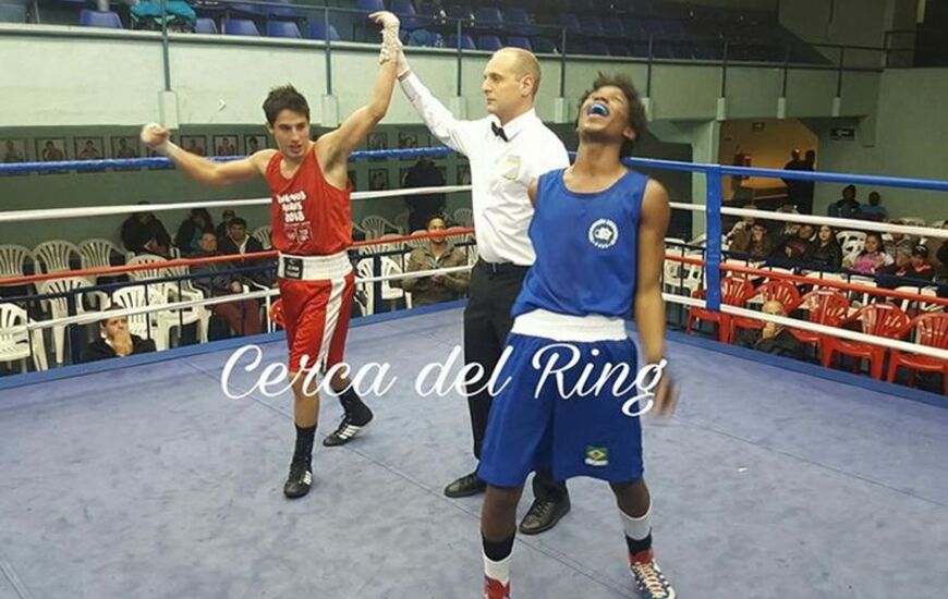Mirko Cuello en momentos de obtener la victoria en la tercer pelea en el Tope Internacional. Foto: Cerca del Ring