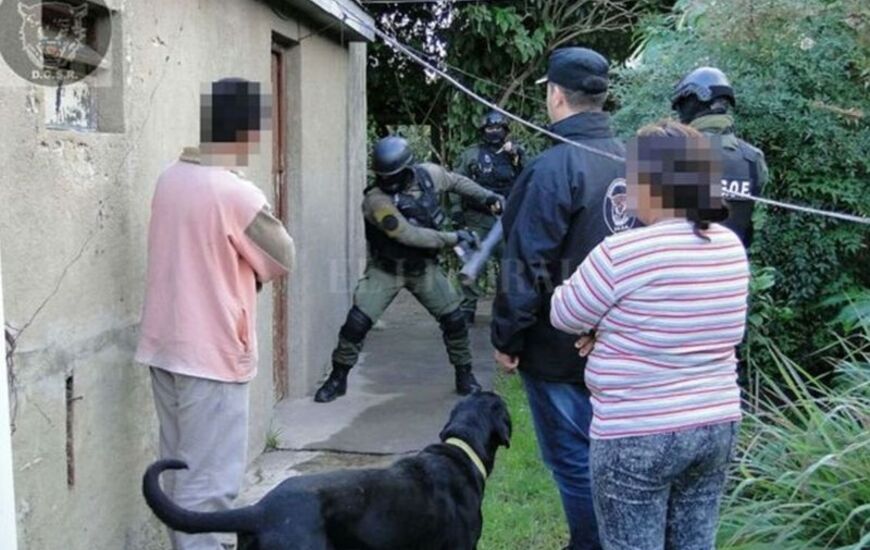 Allanamiento. Los Pumas y testigos, en la casa de uno de los policías.