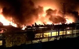 Imagen de Gigantesco incendio consumió una feria en el barrio de Constitución