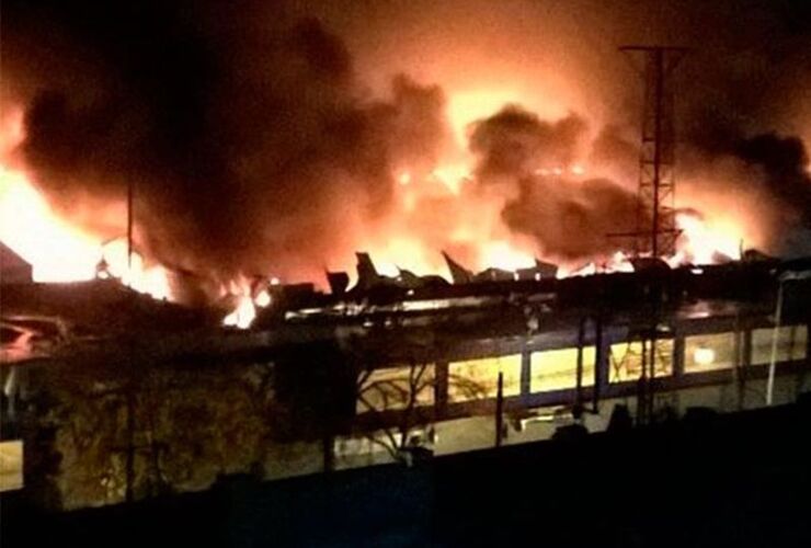 Imagen de Gigantesco incendio consumió una feria en el barrio de Constitución