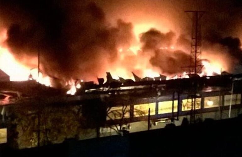 Imagen de Gigantesco incendio consumió una feria en el barrio de Constitución