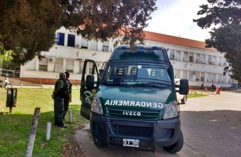 Al Hospital. El sujeto fue internado en el Eva Perón con droga en cápsulas en su estómago.