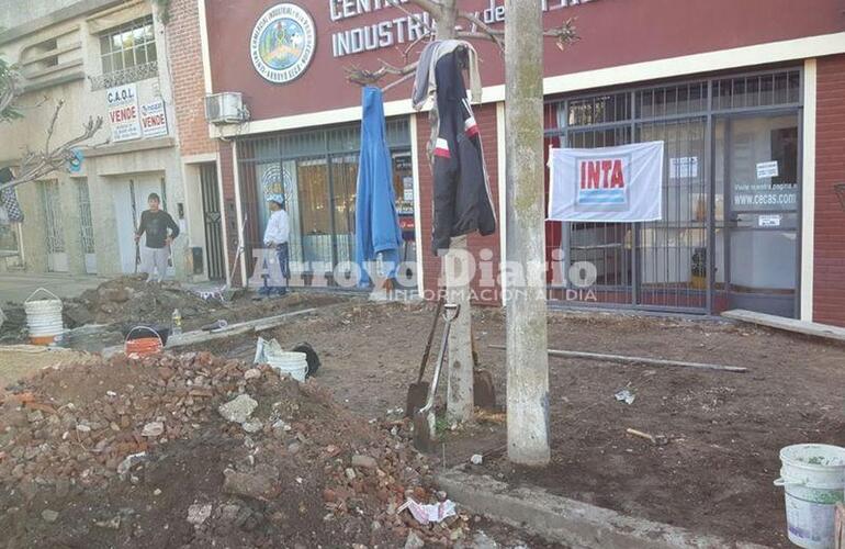 Direcci&oacute;n. El Centro Comercial est&aacute; ubicado en Lisandro de la Torre 250, Arroyo Seco.